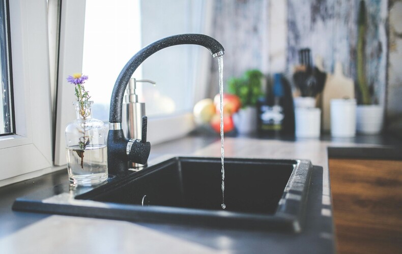 Avis d'eau brunâtre